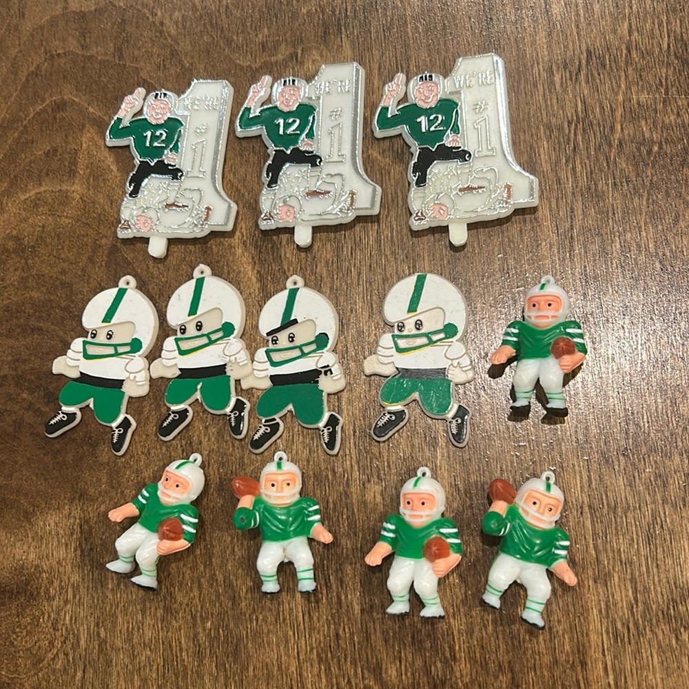 Homecoming Variety Green FOOTBALL player charms / trinkets (12) mums & Garters